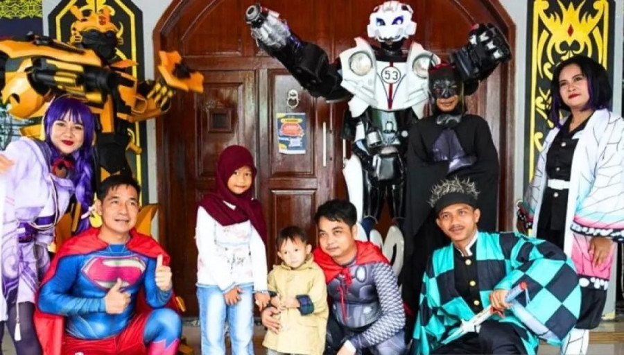 Rutan Samarinda menyediakan fasilitas ramah anak dengan menampilkan Cosplay Anime dan robot Transformer. (Antaranews Kaltim