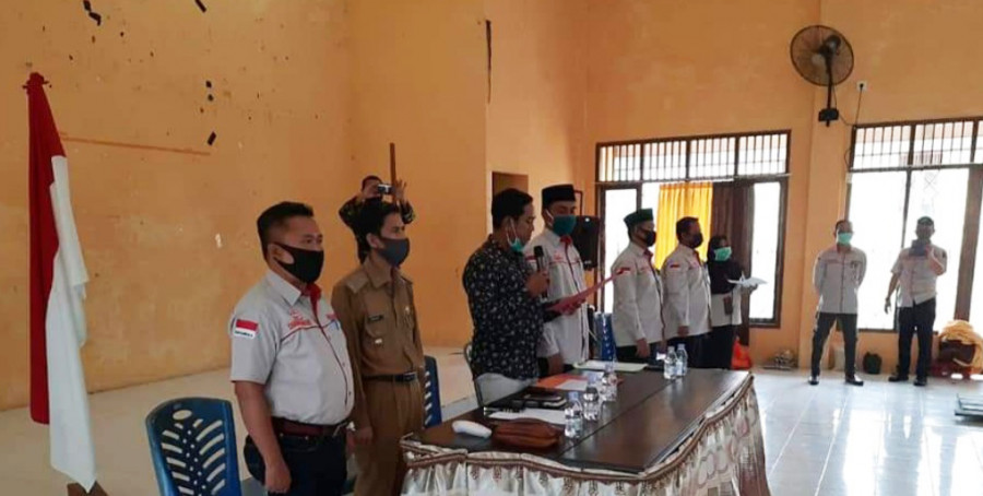 Camat Muara Badak, Arpan (baju coklat) saat menghadiri pelantikan PPS se-Muara Badak. (Foto: IST)