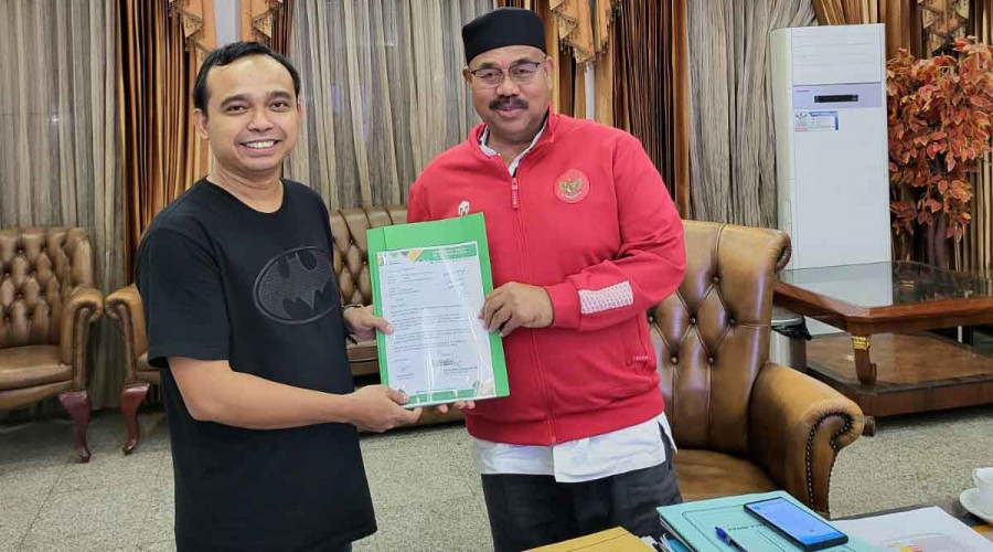 Bupati Kukar Edi Damansyah bersama Direktur Koran Kaltim Desman Minang Endianto usai menyampaikan agenda jalan sehat mengusung tema Bangkit Bersama.