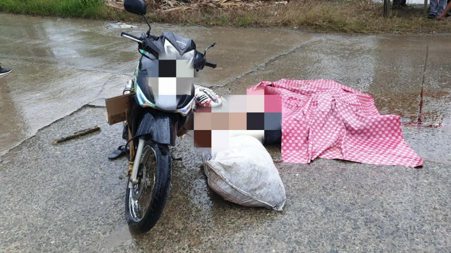 Korban yang mengendarai sepeda motor jenis Honda Supra, yang meninggal usai terlibat kecelakaan di simpang Jembatan Mahota II Sekmen Palaran Kamis (30/4/2020) hari ini. (Foto:Ist)