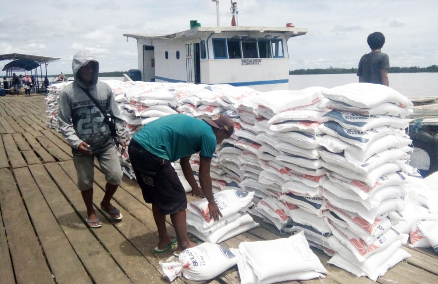 BURUH PANGGUL BERAS : Aktivitas buruh panggul beras di pelabuhan.Upah buruh dianggap menjadi penyebab harga barang di pasaran ktt mahal ( (Dokumentasi hanifah/kk) )