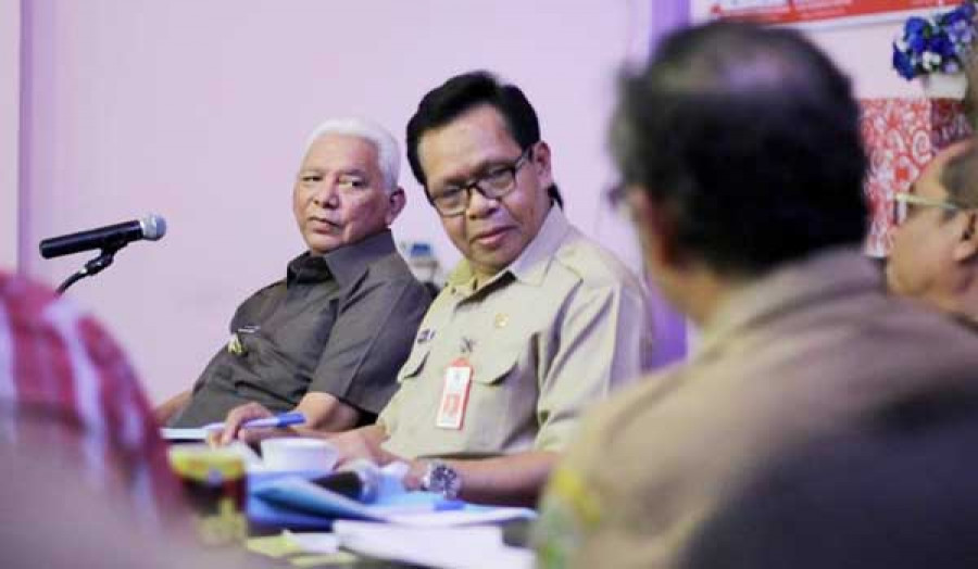 Bere Ali (tengah) bersama Gubernur AWang Faroek Ishak