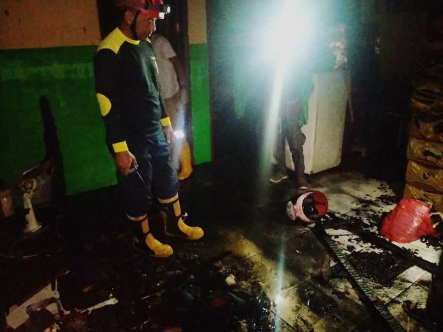 Kondisi satu rumah tunggal yang nyaris ludes di lahap api Kamis (27/5/2021) tadi malam. (Foto:Nancy/korankaltim.com)