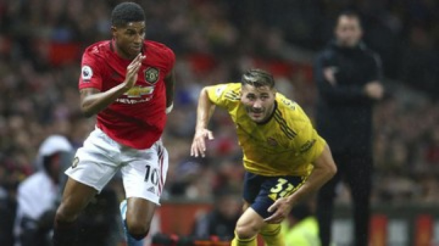 Duel Man Utd vs Arsenal musim lalu. ( Foto : AP Photo/Dave Thompson)