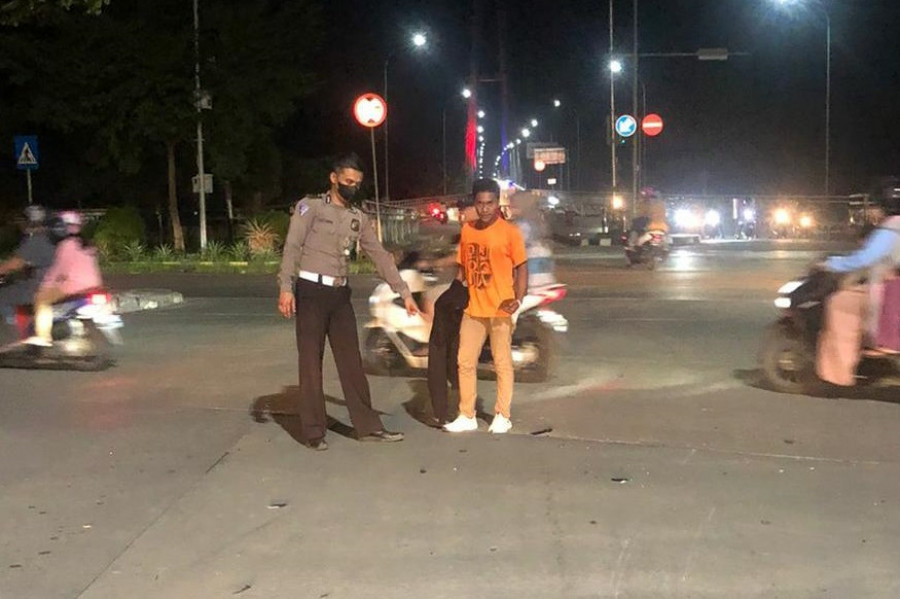 Petugas Satlantas Polresta Samarinda yang melakukan olah TKP, Minggu (3/7/2022) tadi malam, tak jauh dari Jembatan Achmad Amins sekitar pukul 18.30 WITA. (Foto: Istimewa)