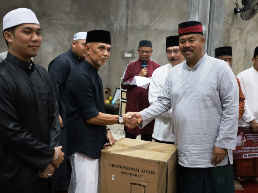 Bupati Edi serahkan bantuan rumah ibadah. (Foto: Prokom)