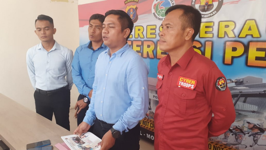 AKP Rengga didampingi Kasubag Humas Iptu L Pinem saat konferensi pers kepada awak media. (Foto: Indra/korankaltimcom)