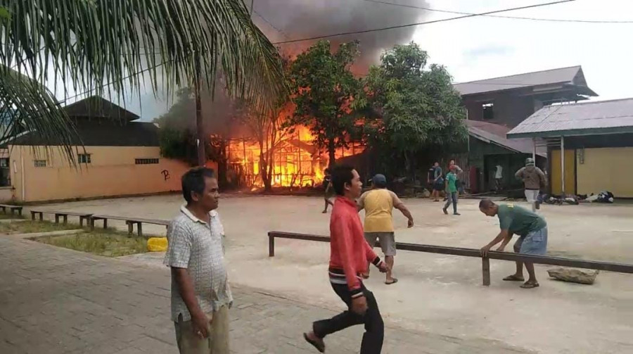Warga panik saat melihat api sudah besar. (Foto: Istimewa)