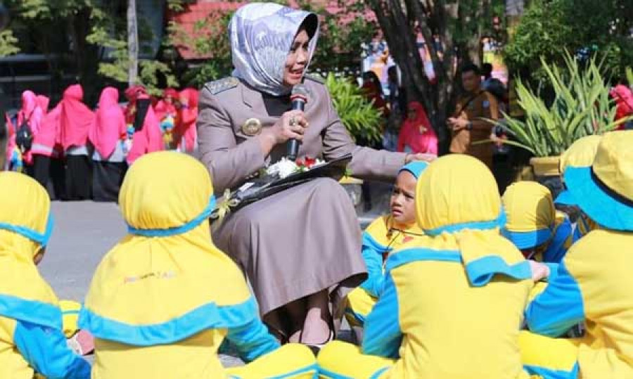 GRATIS: Wali kota Bontang Neni Moerniaeni saat memakaikan baju olahraga secara simbolis kepada perwakilan anak-anak PAUD se-Kota Bontang. ( Humas Pemkot Bontang )