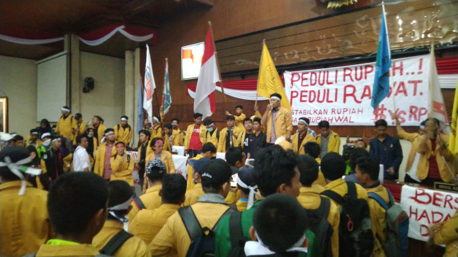 Ratusan Mahasiswa saat melakukan orasi, didalam gedung Utama Paripurna DPRD Kaltim.