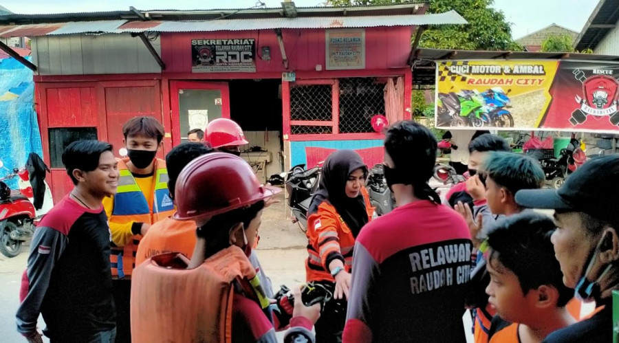 Relawan Raudah City Samarinda saat mempersiapkan bantuan untuk dibagikan pada warga terdampak banjir (Fairus/Korankaltim.com)