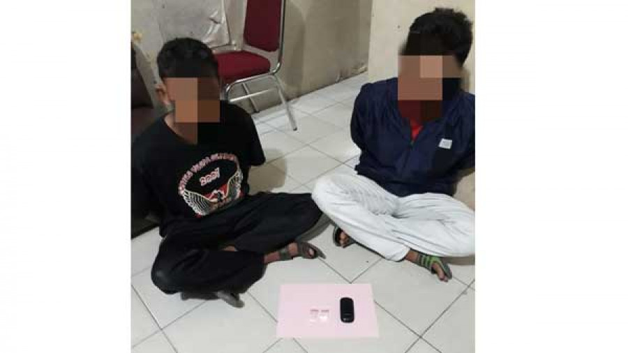 Ra (43) dan Ha (30) saat ini diamankan di Polsek Samarinda Kota, Jalan Bhayangkara karena kedapatan membawa sabu-sabu. ( ist )