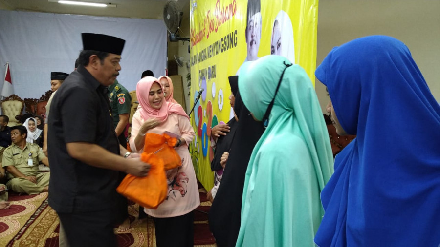 Ketua DPRD Balikpapan Abdulloh bersama unsur Forkopimda menyerahkan santunan kepada perwakilan panti asuhan. (Hendra/KoranKaltim.Com)