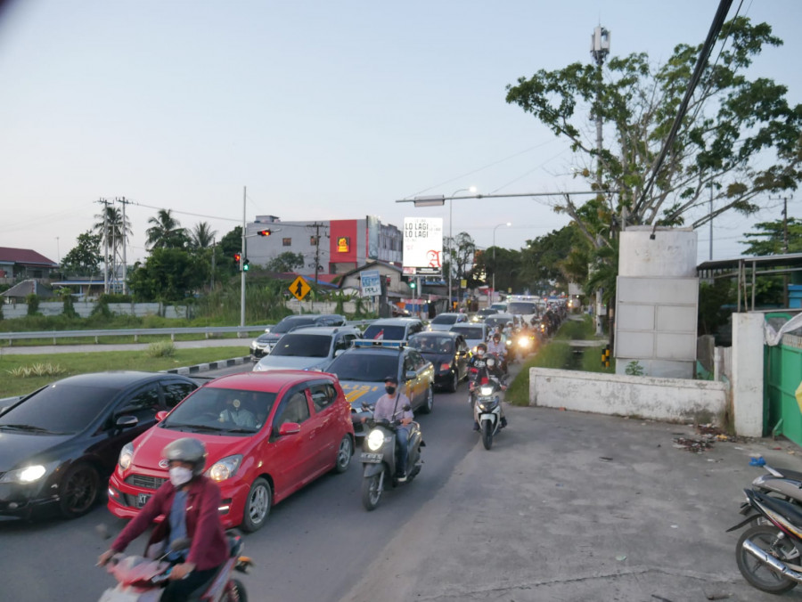 Situasi kepadatan kendaraan di depan pintu gerbang tol Manggar Balikpapan Timur (Yudi Hadi)