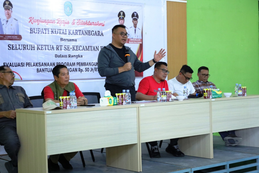 Bupati Kukar melaksanakan pertemuan dengan para Ketua dan Pengurus RT se Kenohan. (Foto: Prokom)
