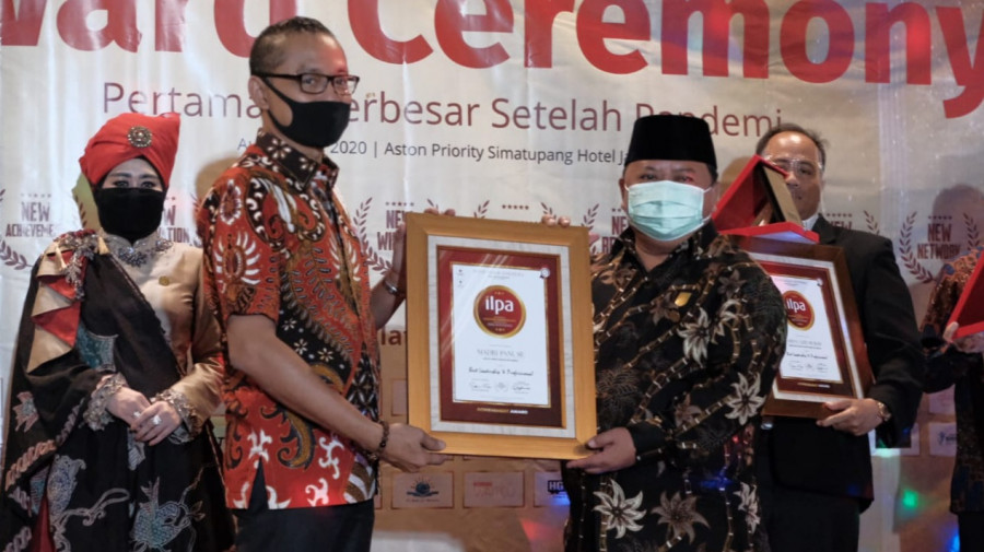 Suasana Ketua DPRD Berau saat menierima penghargaan. (Foto : Istimewa)