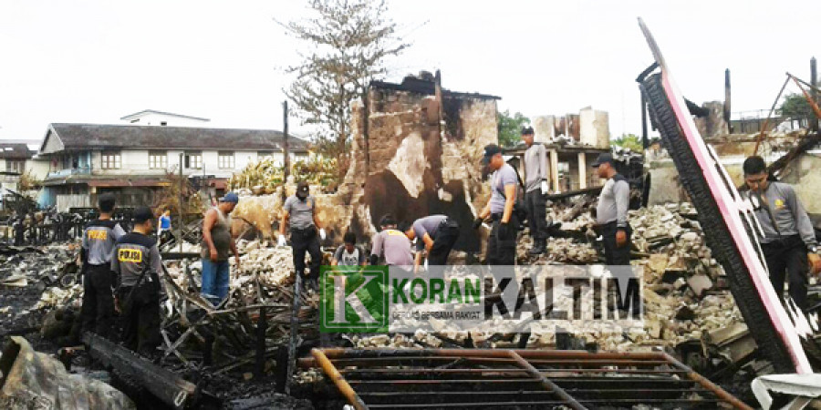 KEPEDULIAN: Anggota Polres Kubar membantu membersihkan dan mencari barang berharga milik warga di lokasi kebakaran pada kegiatan tadi pagi. (Imran/korankaltim.com)