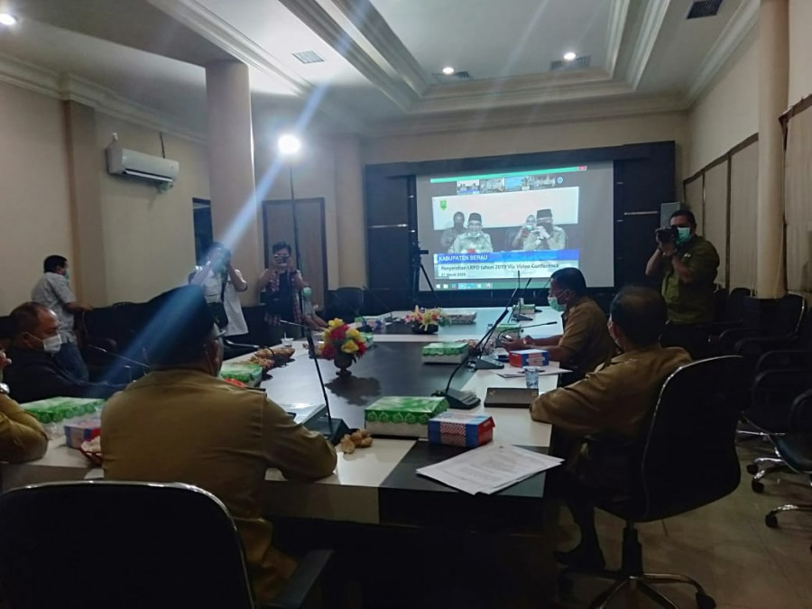suasana Video Confrence bersama BPK Kaltim. (Foto : indra/korankaltimcom)