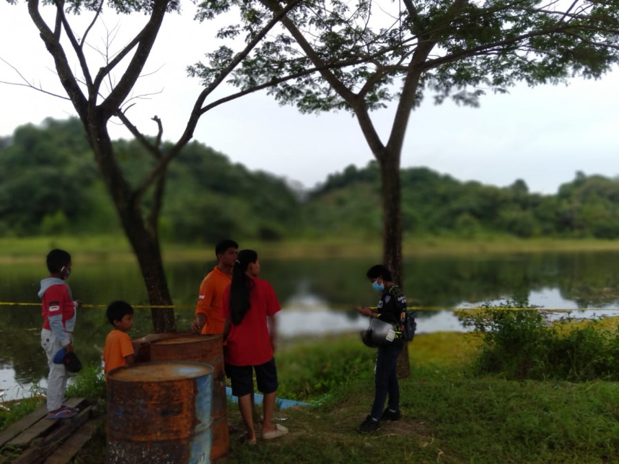 TKP di arena cabor dayung di Jalan Sido Rejo RT 41 Kelurahan Lempake Kecamatan Samarinda Utara, dimana jasad bayi ditemukan di dalam karung.(Foto:Nancy/korankaltim.com)