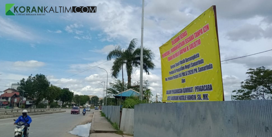 Proyek Taman di Jalan Slamet Riyadi. Di proyek ini juga terlihat spanduk klaim atas lahan dari seorang warga (Foto: Vico/korankaltim.com