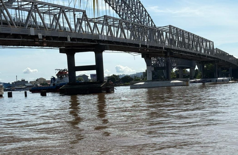 Tim BBPJN melakukan pengukuran geometrik pada salah satu tiang Jembatan Mahakam 1 Samarinda. (Foto: Vico/Korankaltim.com)