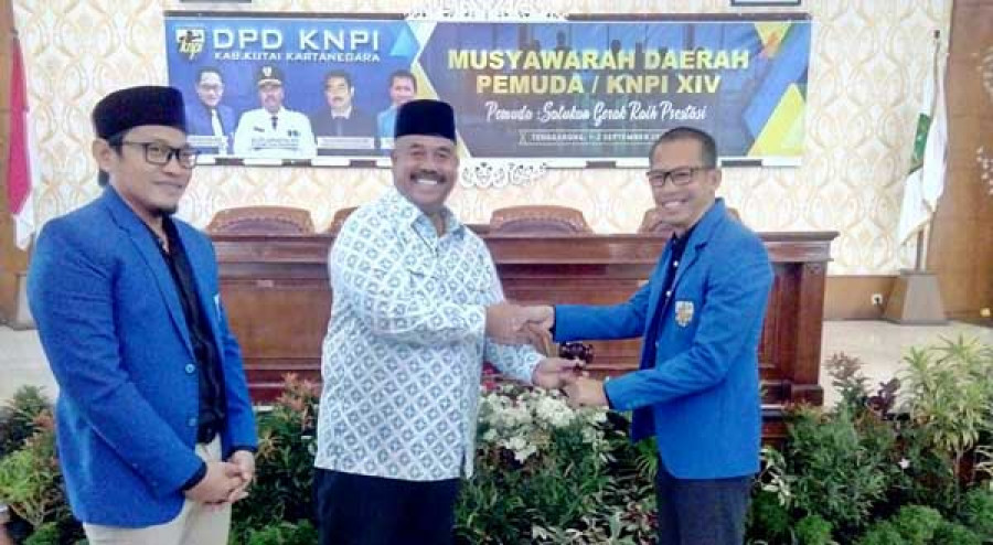 ESTAFET: Plt Bupati Edi Damansyah memberikan palu sidang secara simbolis kepada ketua panitia Musda ke-14 KNPI Kukar M Suria Irfani.