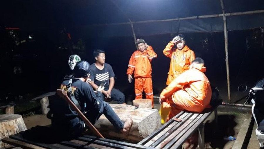 Personil BPBD Kukar bersiaga saat hujan lebat pada Senin (16/7/2022) (foto: istimewa/BPBD Kukar)
