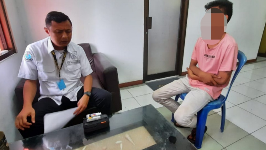 Pemuda 20 tahun harus berurusan dengan kepolisian, akibat memiliki sabu. (Foto:Nancy/korankaltim.com)