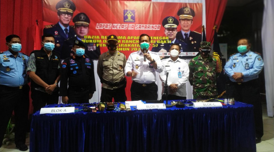Kadivas Kemenkumham Kaltim, Jumadi (tengah), saat memaparkan hasil temuan razian aparat gabungan di Lapas Kelas II A Samarinda, Rabu (7/4/2021) tadi malam. (Foto:Nancy/korankaltim.com)