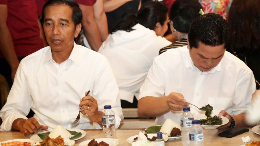 Jokowi (kiri) saat makan nasi Padang yang merupakan makanan kesukaannya di Grand Indonesia, Jakarta ( detikcom)