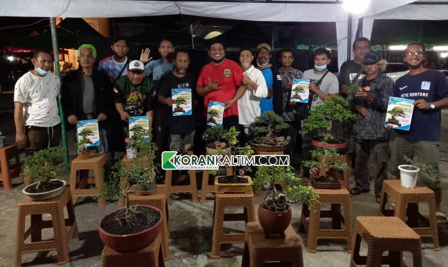 Para pecinta komunitas tanaman bonsai Bontang dan Samarinda dengan tanaman bonsainya. (Foto: Cholisoh/Korankaltim.com)