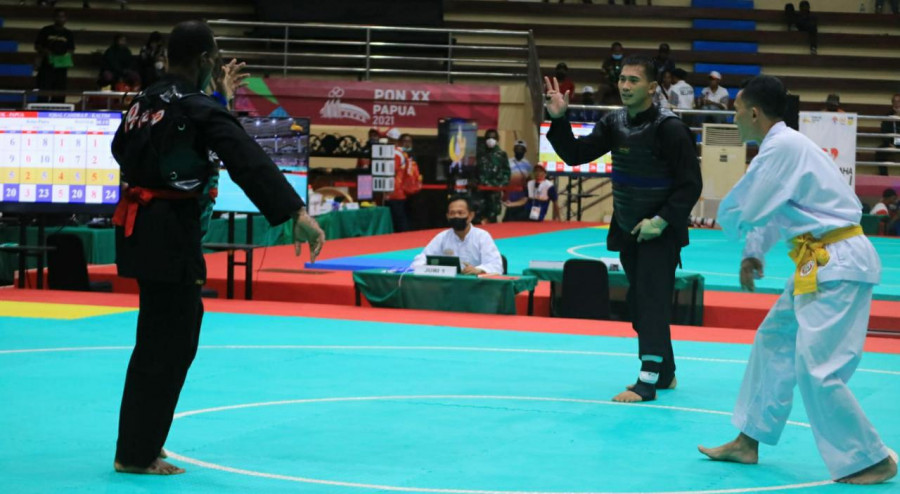 Iqbal Chandra Pratama (kanan), pesilat andalan Kaltin, saat tampil di babak penyisihan beberapa waktu lalu. (Foto:Nancy/korankaltim.com)