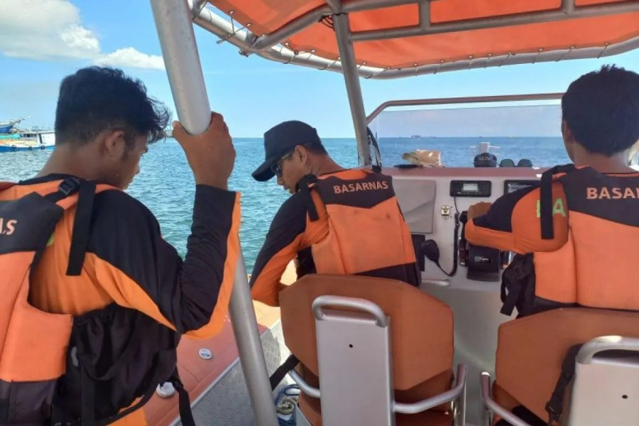 Tim Basarnas mencari warga negara Filipina bernama Michael (50) yang lompat dari kapal di sekitar Perairan Pulau Tias, Kabupaten Bulungan, Kalimantan Utara, Senin (6/11/2023). (Foto: Antara)