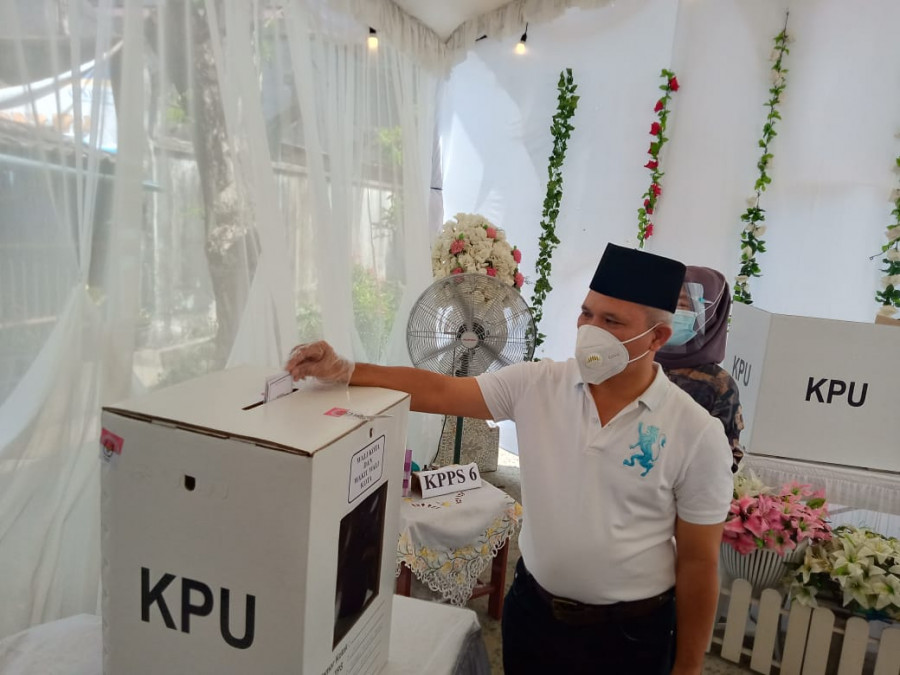 Calon Wali Kota Samarinda nomor urut 1, Muhammad Barkati saat menggunakan hak pilihnya pada Pilkada Samarinda (Vico/korankaltim.com)
