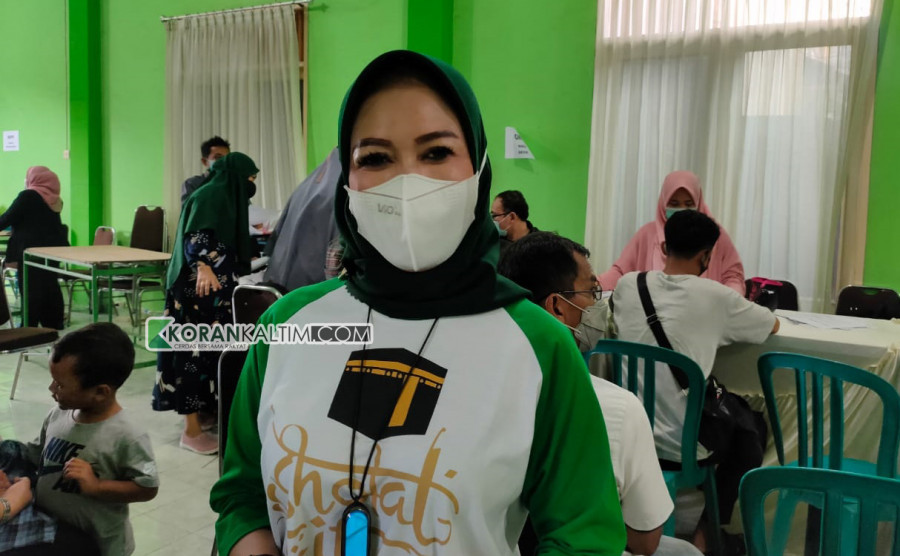 Sekretaris DPW PPP Kaltim Leny Marlina di tengah-tengah pelaksanaan vaksinasi 1000 dosis Pfizer dalam rangkaian Harlah ke-49 PPP. (Foto: Faishal Ays/Korankaltim.com)