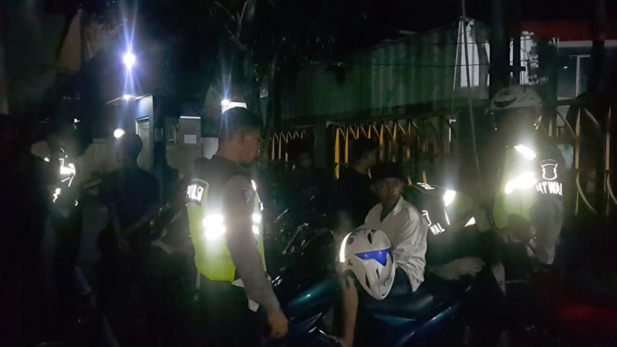 Petugas kepolisian memberikan tilang kepada para remaja pelaku balap liar di Jalan Kesuma Bangsa, motor akan ditahan hingga usai lebaran mendatang ( nancy / korankaltim)