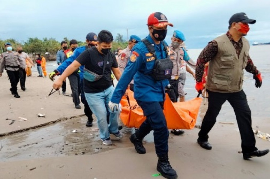 Petugas gabungan saat melakukan evakuasi jasad pria di kawasan Pantai Melawai Balikpapan. (Foto: Istimewa)