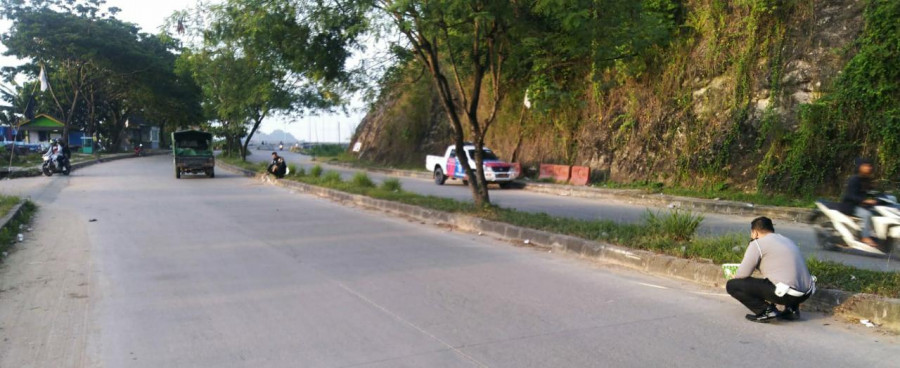 Petugas saat melakukan olah TKP Kamis (2/12/2021) pagi tadi lokasi kecelakaan tunggal. (Foto:Istimewa)