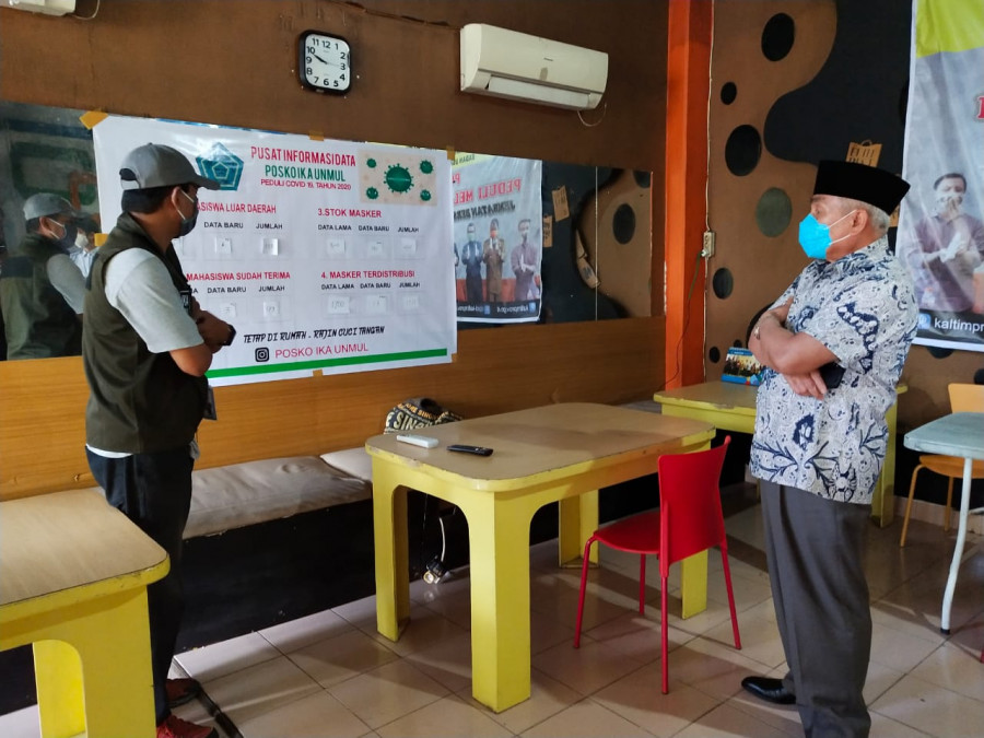 Ketua IKA Unmul Isran Noor, saat menyerahkan bantuan kepada tim di Posko Peduli Melawan Covid-19, di Kompleks GOR Segiri Samarinda, Selasa (21/04/2020) pagi. (Dokumentasi Kepala Biro Humas Setdaprov Kaltim)