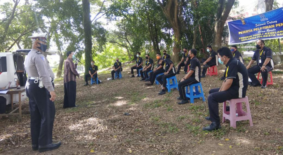 Para sopir travel di Kota Tepian yang mendapatkan giliran untuk mengikuti pelatihan salah satunya dalam pencegahan penyebaran Covid-19 Jumat (17/4/2020) hari ini. (Foto:Nancy/korankaltim.com)