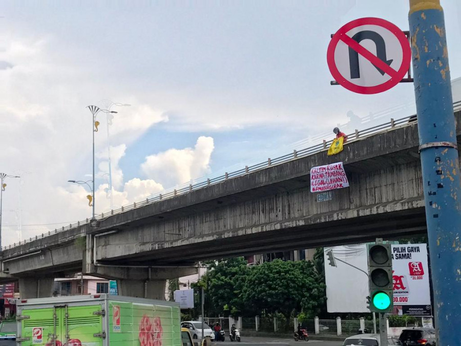 Spanduk protes terkait tambang ilegal yang dibentangkan PMII Samarinda dan Kukar.(Istimewa)