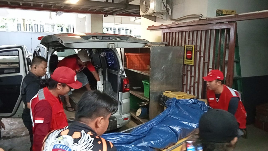 PMI dan Relawan Inafis saat mengevakuasi jasad pria 43 tahun asal Bontang, yang ditemukan meninggal dunia di salah satu kamar hotel di Jalan Imam Bonjol Kelurahan Pelabuhan Kecamatan Samarinda Kota, Sabtu (15/6/2024) hari ini. (Foto:Nancy/korankaltim.com)