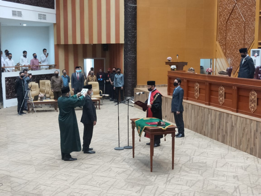 Pengambilan sumpah bagi Helmi Abdullah sebagai Wakil Ketua DPRD Samarinda, menggantikan Alphad Syarif (permata/korankaltim.com)