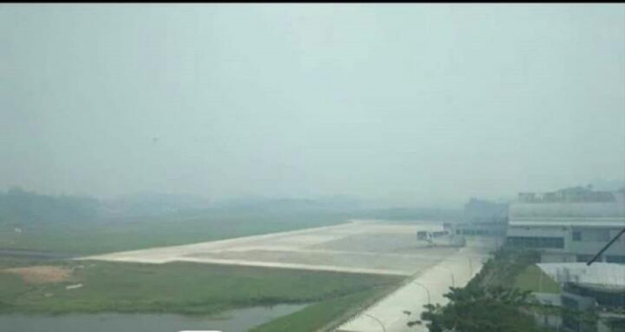 Bandara kalimarau yg masih kabut asap. (Foto: Berau Terkini)