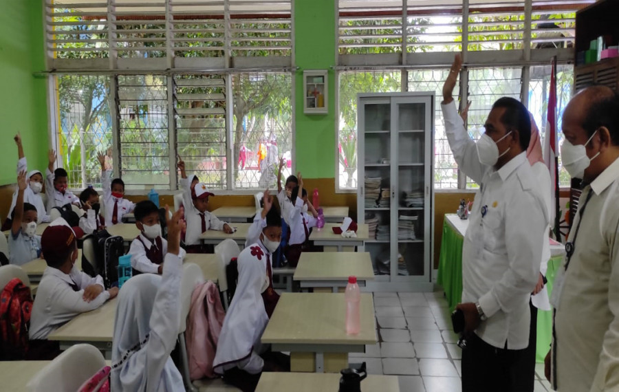 Pj Sekda Balikpapan Muhaimin di sela -disela meninjau kegiatan MOS di SMP 22 Balikpapan Tengah, Rabu (13/7/2022). (Foto: Istimewa)