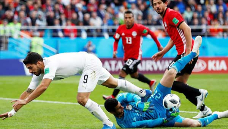 KANS BESAR: Gagal mencetak gol di partai pertama, Luis Suarez (9) tak ingin membuang peluang lagi saat menghadapi Arab Saudi. ( reuters )