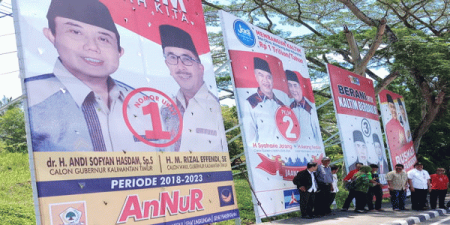 SESUAI KETENTUAN: Rombongan dari KPU dan Panwas serta perwakilan seluruh paslon yang melakukan pengecekan terhadap APK di Bontang.