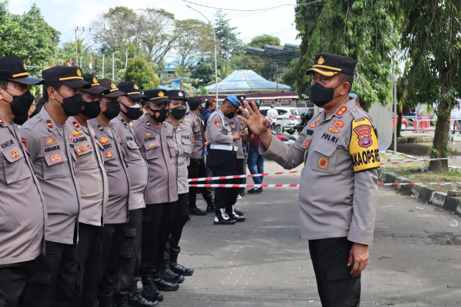 Wakapolresta Samarinda AKBP Eko Budiarto saat memberikan arahan kepada para personel, Minggu (24/7/2022) di halaman parkir Stadion Segiri.(Foto:Nancy/korankaltim.com)