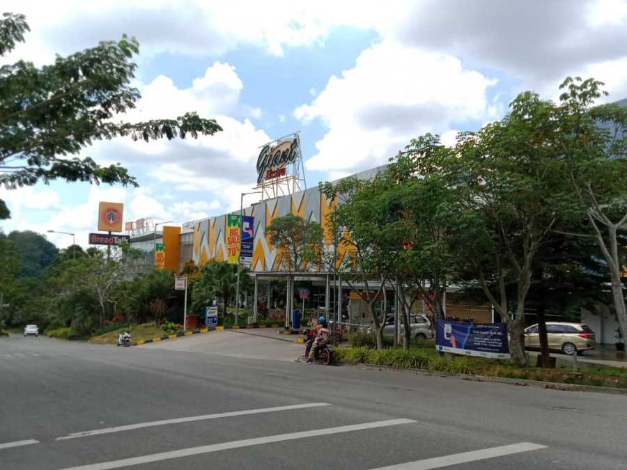 Suasana Giant Ekstra di Jalan Bukit Alaya (Claudius Vico/Korankaltim.com)