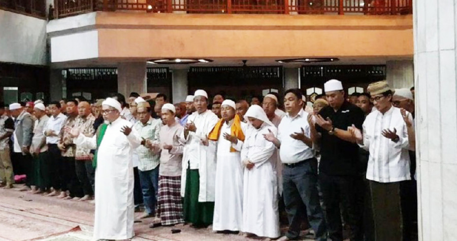 Salat Gaib yang dipelopori Sandiaga Uno untuk mendoakan para anggota KPPS yang meninggal saat proses rekapitulasi hasil pemilu 2019 ( Foto: Detikcom)